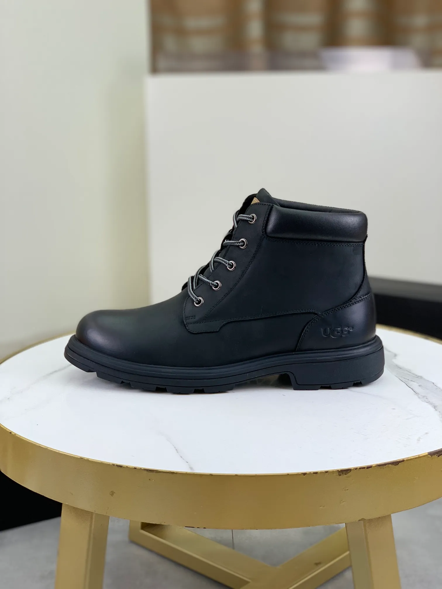 Factory price P640 💶[UGG] (full wool lining) Top-end high-quality fur integrated warm snow boots from Australia's warm luxury men's shoes brand, UGG-5877 official website synchronized, made of imported cowhide, carefully sewn...Imported rubber outsole (comfortable, soft, wear-resistant) The quality is really great...Exquisite workmanship, you can't put it down at first sight, code number: 39-44 Color: 3️⃣colors available